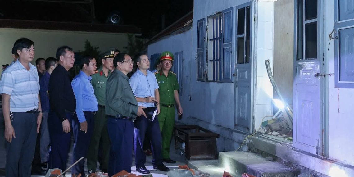 THỦ TƯỚNG VIẾNG NHỮNG NGƯỜI THIỆT MẠNG, THĂM HỎI NGƯỜI DÂN BỊ THIỆT HẠI DO LỐC XOÁY TẠI NINH BÌNH