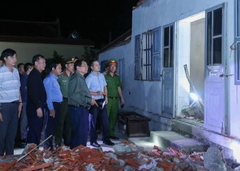 THỦ TƯỚNG VIẾNG NHỮNG NGƯỜI THIỆT MẠNG, THĂM HỎI NGƯỜI DÂN BỊ THIỆT HẠI DO LỐC XOÁY TẠI NINH BÌNH