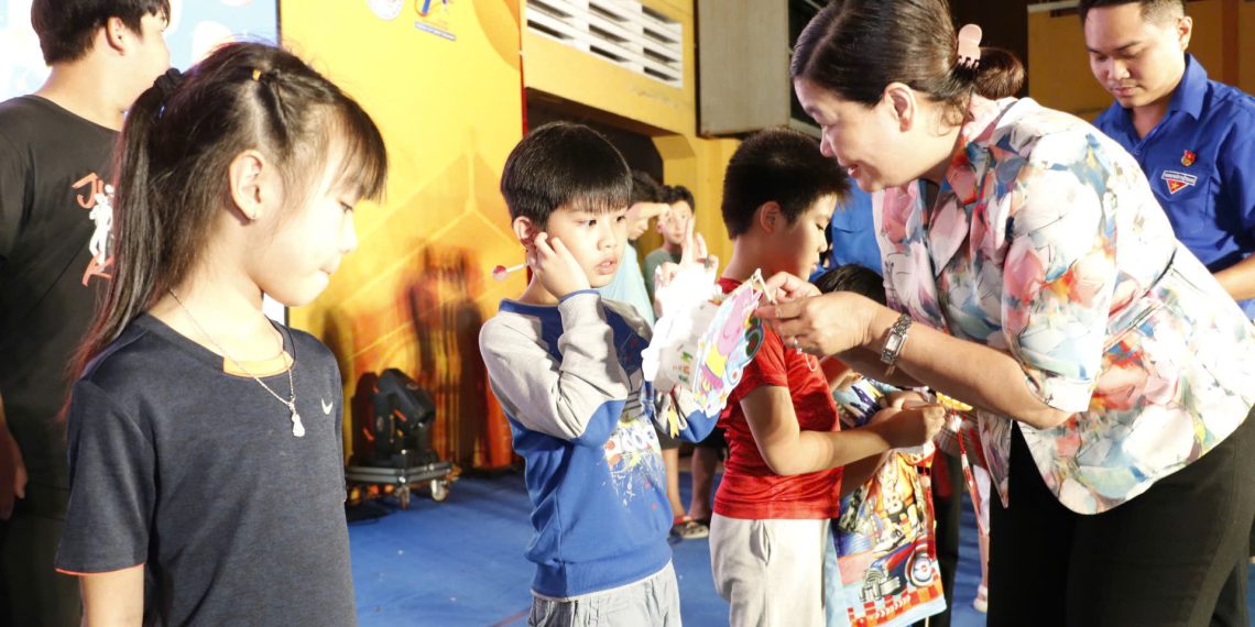 ĐÊM HỘI “TRĂNG RẰM YÊU THƯƠNG” MANG NIỀM VUI ĐẾN THIẾU NHI PHƯỜNG BẾN THÀNH (TPHCM)