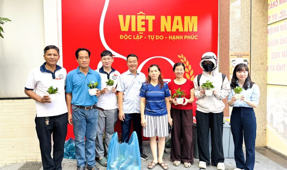 PHƯỜNG BẾN THÀNH TỔ CHỨC CHƯƠNG TRÌNH “ĐỔI RÁC LẤY QUÀ”