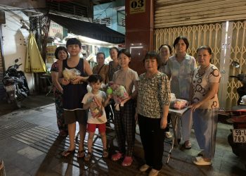 KHU PHỐ 17 TRAO 100 PHẦN QUÀ TRUNG THU CHO CÁC EM THIẾU NHI