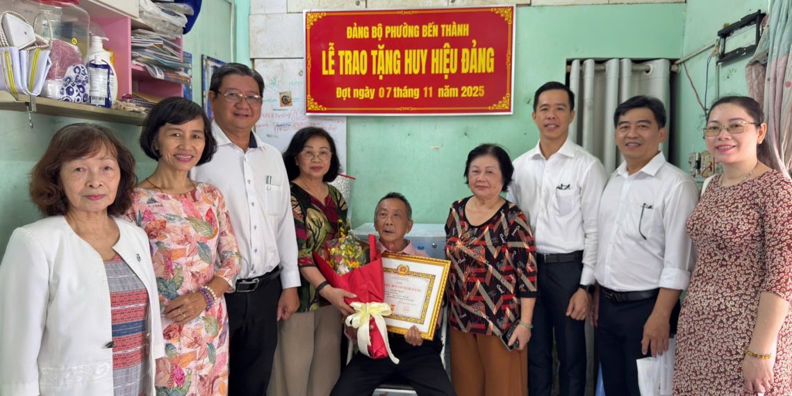 🌻PHÓ BÍ THƯ THƯỜNG TRỰC ĐẢNG ỦY PHƯỜNG BẾN THÀNH NGUYỄN KIM ĐỨC TRAO HUY HIỆU ĐẢNG ĐỢT 07/11 TẠI NHÀ CHO ĐẢNG VIÊN