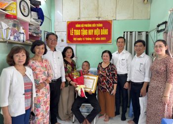 🌻PHÓ BÍ THƯ THƯỜNG TRỰC ĐẢNG ỦY PHƯỜNG BẾN THÀNH NGUYỄN KIM ĐỨC TRAO HUY HIỆU ĐẢNG ĐỢT 07/11 TẠI NHÀ CHO ĐẢNG VIÊN