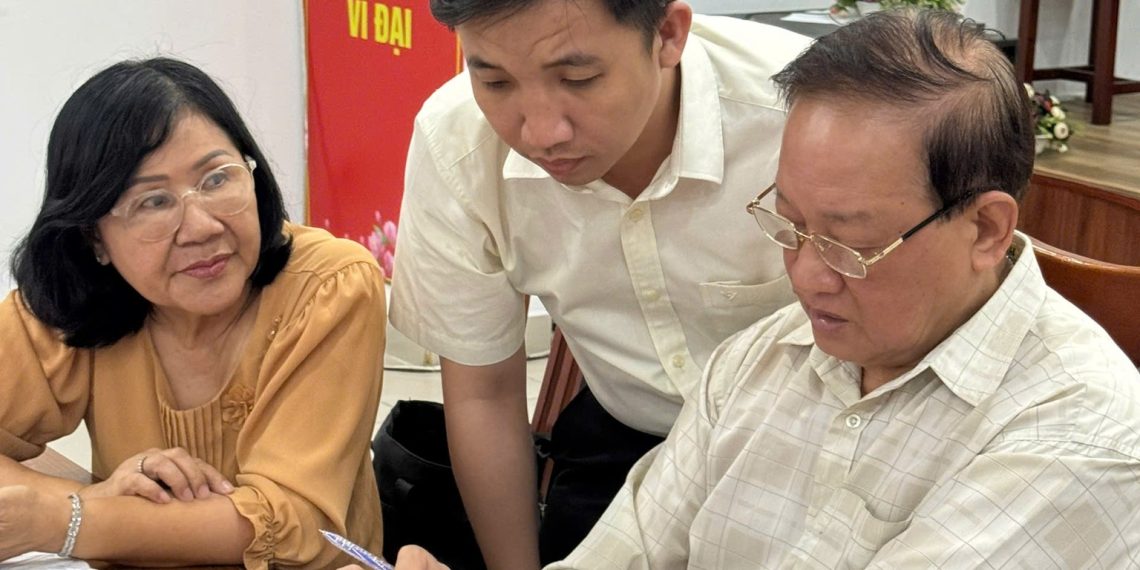 BAN XÂY DỰNG ĐẢNG PHƯỜNG BẾN THÀNH TRIỂN KHAI VÀ HƯỚNG DẪN CÀI ĐẶT VÀ SỬ DỤNG SỔ TAY ĐẢNG VIÊN ĐIỆN TỬ CHO TOÀN THỂ ĐẢNG VIÊN TRONG CHI BỘ KHU PHỐ 23