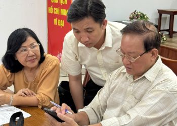 BAN XÂY DỰNG ĐẢNG PHƯỜNG BẾN THÀNH TRIỂN KHAI VÀ HƯỚNG DẪN CÀI ĐẶT VÀ SỬ DỤNG SỔ TAY ĐẢNG VIÊN ĐIỆN TỬ CHO TOÀN THỂ ĐẢNG VIÊN TRONG CHI BỘ KHU PHỐ 23