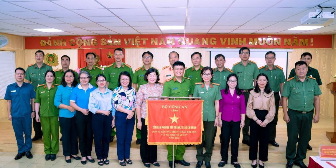CÔNG AN PHƯỜNG BẾN THÀNH NHẬN CỜ THI ĐUA ĐƠN VỊ DẪN ĐẦU PHONG TRÀO THI ĐUA “VÌ AN NINH TỔ QUỐC” NĂM 2025 CỦA BỘ CÔNG AN