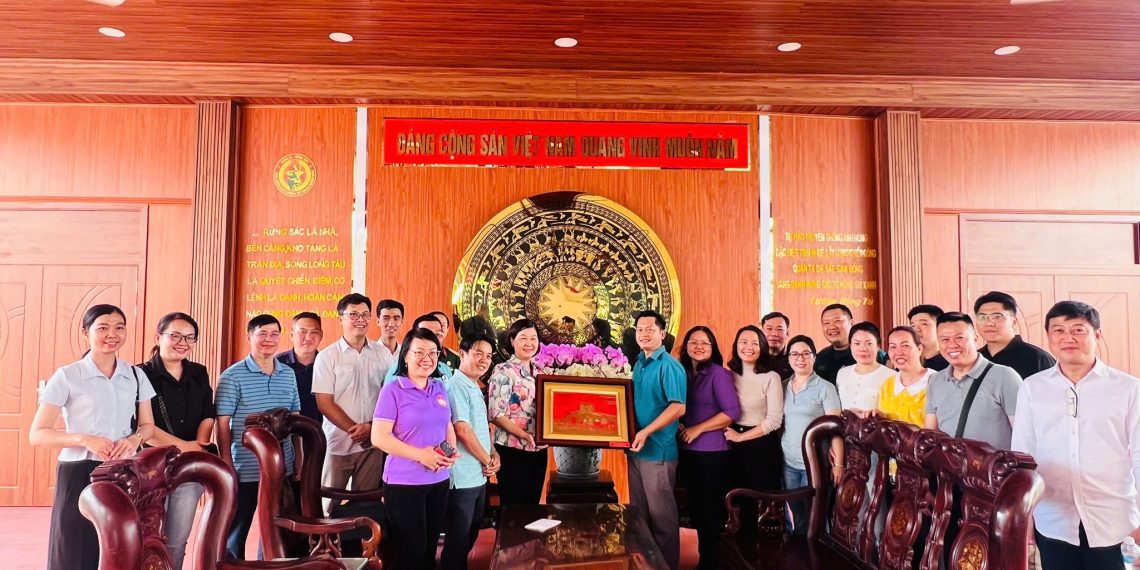 PHƯỜNG BẾN THÀNH VÀ PHƯỜNG CẦU ÔNG LÃNH THĂM TRUNG ĐOÀN 10 BỘ TƯ LỆNH TPHCM