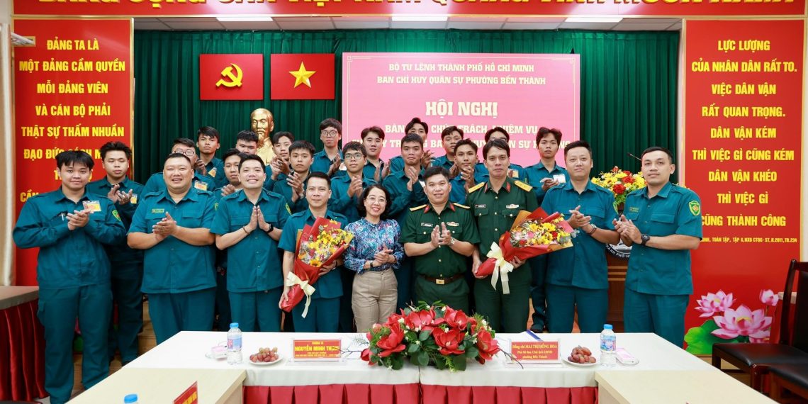 BÀN GIAO CHỈ HUY TRƯỞNG BAN CHQS PHƯỜNG BẾN THÀNH