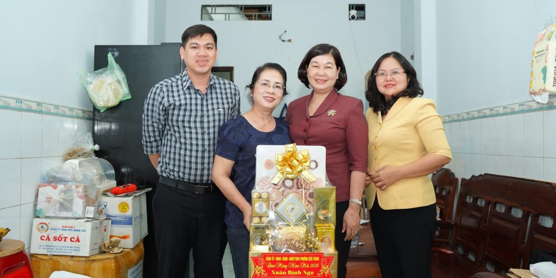 PHƯỜNG BẾN THÀNH THĂM, TẶNG QUÀ CÁC ĐỒNG CHÍ NGUYÊN LÃNH ĐẠO QUẬN 1 CŨ NHÂN DỊP TẾT BÍNH NGỌ 2026
