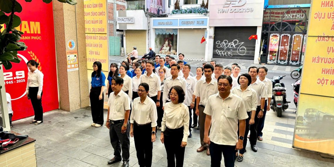 HỘI ĐỒNG NHÂN DÂN – ỦY BAN NHÂN DÂN PHƯỜNG BẾN THÀNH TỔ CHỨC LỄ CHÀO CỜ TUYÊN TRUYỀN CHÀO MỪNG ĐẠI HỘI ĐẢNG LẦN THỨ XIV