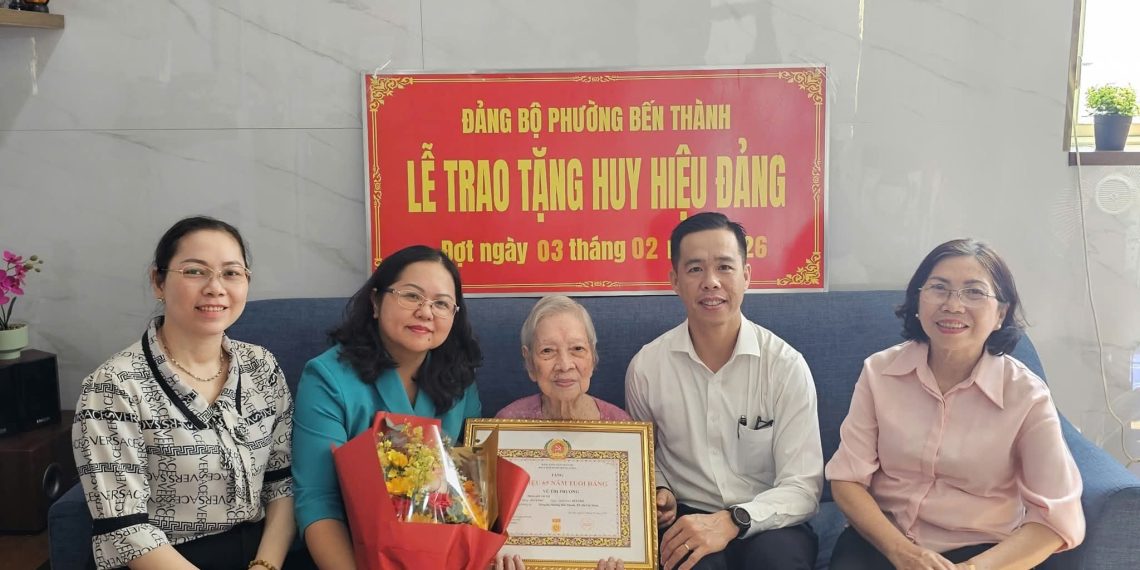 PHƯỜNG BẾN THÀNH TRAO HUY HIỆU ĐẢNG TẠI NHÀ CHO CÁC ĐẢNG VIÊN CAO TUỔI ĐẢNG ĐỢT 3/2