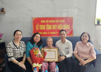 PHƯỜNG BẾN THÀNH TRAO HUY HIỆU ĐẢNG TẠI NHÀ CHO CÁC ĐẢNG VIÊN CAO TUỔI ĐẢNG ĐỢT 3/2