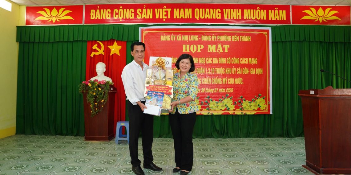 PHƯỜNG BẾN THÀNH THĂM, TẶNG QUÀ TẾT CÁC GIA ĐÌNH CÓ CÔNG TẠI XÃ NHỊ LONG