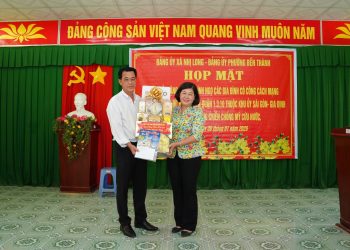 PHƯỜNG BẾN THÀNH THĂM, TẶNG QUÀ TẾT CÁC GIA ĐÌNH CÓ CÔNG TẠI XÃ NHỊ LONG