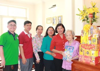 BÍ THƯ ĐẢNG ỦY PHƯỜNG BẾN THÀNH THĂM, CHÚC TẾT, TRI ÂN NGUYÊN LÃNH ĐẠO VÀ GIA ĐÌNH LIỆT SĨ