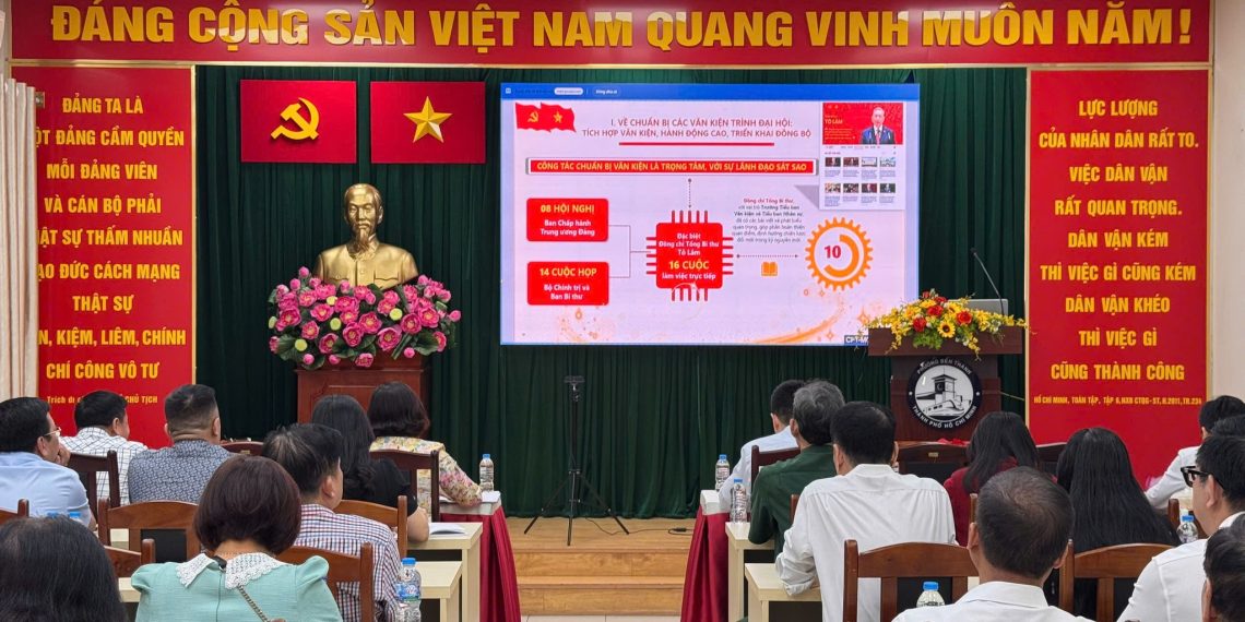 🌻PHƯỜNG BẾN THÀNH TIẾP SÓNG HỘI NGHỊ BÁO CÁO VIÊN TRUNG ƯƠNG THÁNG 01 NĂM 2026  Sáng ngày 28/01/2026, phường Bến Thành tổ chức 02 điểm cầu tiếp sóng Hội nghị Báo cáo viên Trung ương tháng 01 năm 2026 thông báo nhanh kết quả Đại hội đại biểu toàn quốc lần thứ XIV của Đảng. Tại điểm cầu Đảng ủy phường có sự tham dự của các đồng chí: Hoàng Thị Tố Nga – Bí thư Đảng ủy, Chủ tịch HĐND phường; cùng các đồng chí Ủy viên Ban Chấp hành Đảng bộ phường (Khối Đảng, Mặt trận Tổ quốc và các tổ chức chính trị – xã hội); Bí thư các tổ chức đảng trực thuộc. Tại điểm cầu Ủy ban nhân dân phường có các đồng chí: Mai Thị Hồng Hoa – Phó Bí thư Đảng ủy, Chủ tịch Ủy ban nhân dân phường; cùng các đồng chỉ Ủy viên Ban Chấp hành Đảng bộ phường (Khối hội đồng nhân dân và Ủy ban nhân dân phường); đảng viên thuộc Đảng bộ Ủy ban nhân dân phường, Chi bộ Hội đồng nhân dân phường và Chi bộ Cơ quan Mặt trận Tổ quốc phường.