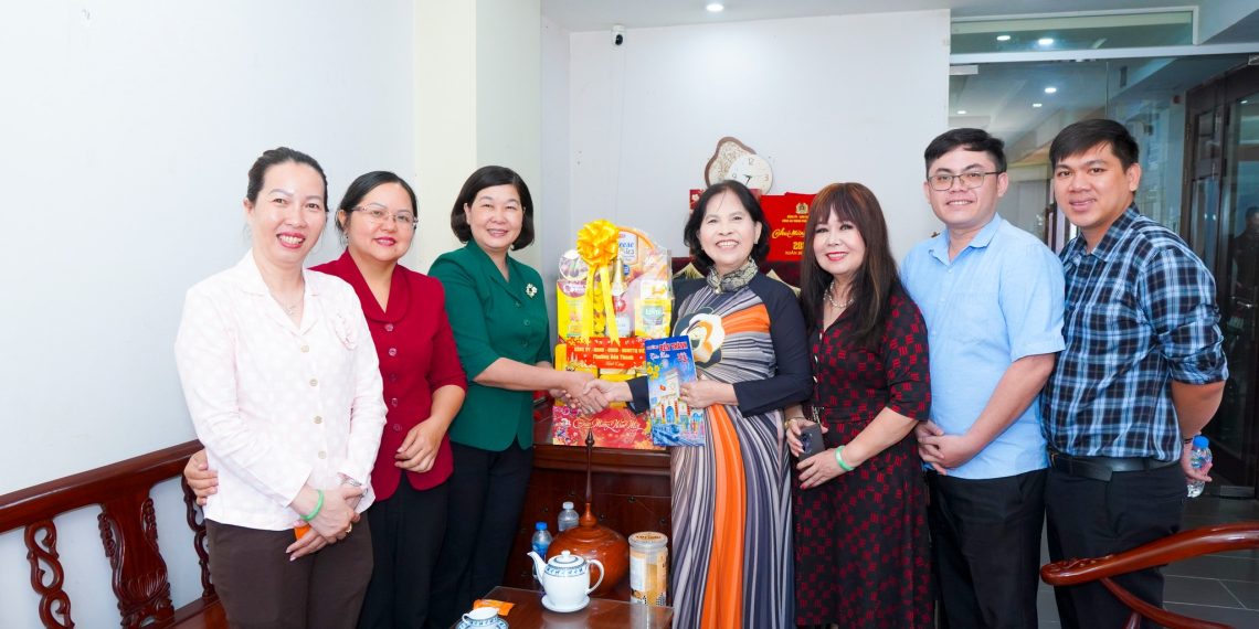 PHƯỜNG BẾN THÀNH THĂM, TẶNG QUÀ NGUYÊN LÃNH ĐẠO VÀ GIA ĐÌNH MẸ VIỆT NAM ANH HÙNG DỊP TẾT 2026