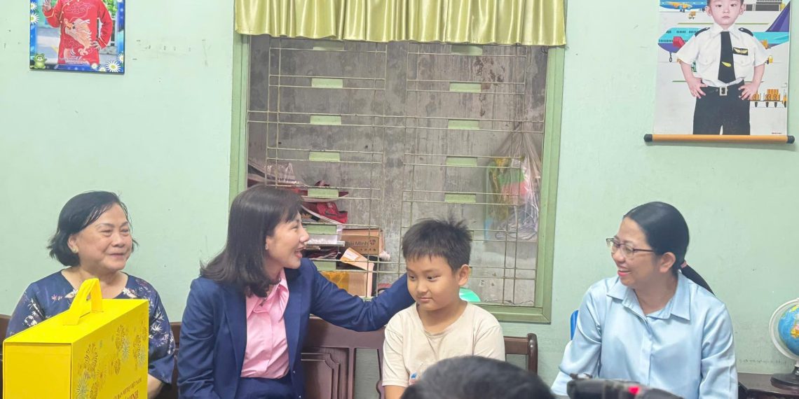 UBND THÀNH PHỐ THĂM, TẶNG QUÀ CÁC TRƯỜNG HỢP TIÊU BIỂU TẠI PHƯỜNG BẾN THÀNH NHÂN DỊP TẾT