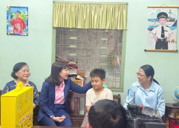 UBND THÀNH PHỐ THĂM, TẶNG QUÀ CÁC TRƯỜNG HỢP TIÊU BIỂU TẠI PHƯỜNG BẾN THÀNH NHÂN DỊP TẾT