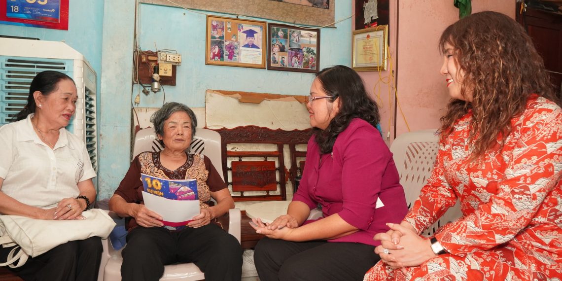 PHƯỜNG BẾN THÀNH THĂM VÀ TẶNG QUÀ CÁC ĐẢNG VIÊN CÓ HOÀN CẢNH KHÓ KHĂN VÀ BỊ BỆNH