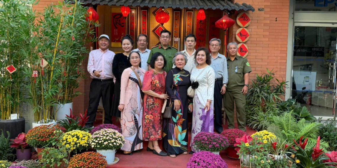 CHI BỘ KHU PHỐ 7 PHƯỜNG BẾN THÀNH CHĂM LO TẾT CHO CÁC HỘ KHÓ KHĂN TRÊN ĐỊA BÀN