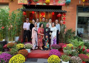 CHI BỘ KHU PHỐ 7 PHƯỜNG BẾN THÀNH CHĂM LO TẾT CHO CÁC HỘ KHÓ KHĂN TRÊN ĐỊA BÀN