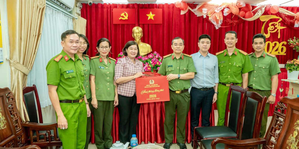 CÔNG AN TPHCM THĂM, TẶNG QUÀ ĐẢNG ỦY VÀ CÔNG AN PHƯỜNG BẾN THÀNH NHÂN DỊP TẾT NGUYÊN ĐÁN BÍNH NGỌ