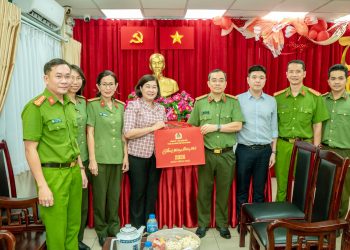 CÔNG AN TPHCM THĂM, TẶNG QUÀ ĐẢNG ỦY VÀ CÔNG AN PHƯỜNG BẾN THÀNH NHÂN DỊP TẾT NGUYÊN ĐÁN BÍNH NGỌ