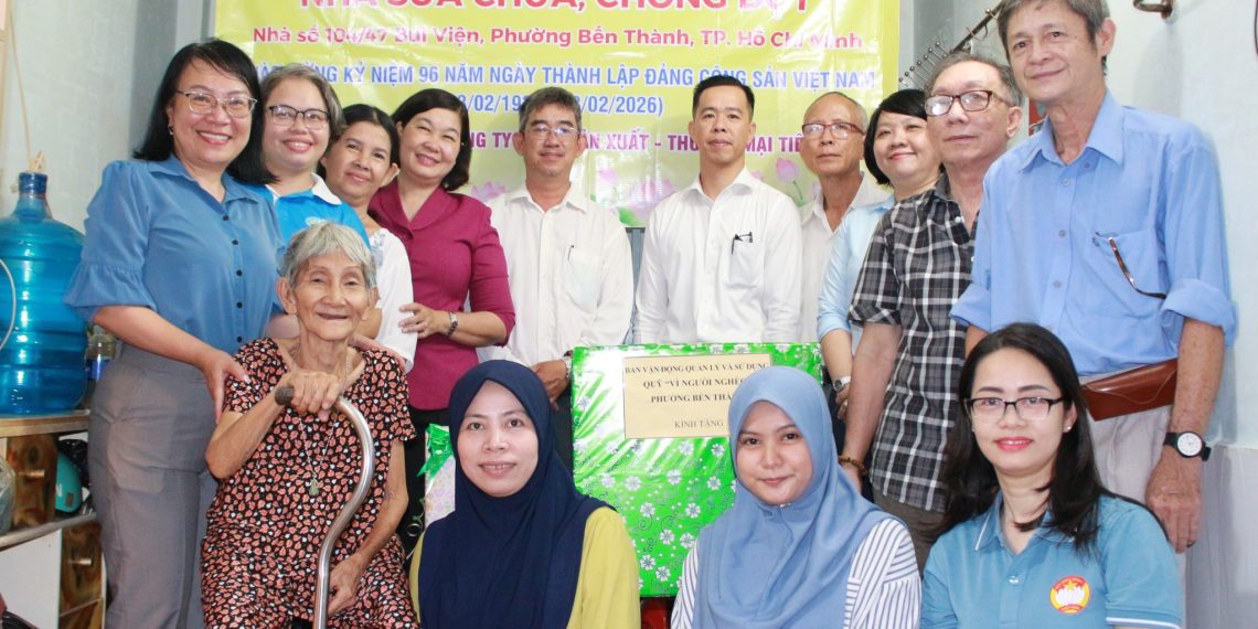 PHƯỜNG BẾN THÀNH BÀN GIAO NHÀ SỬA CHỮA, CHỐNG DỘT CHO GIA ĐÌNH KHÓ KHĂN