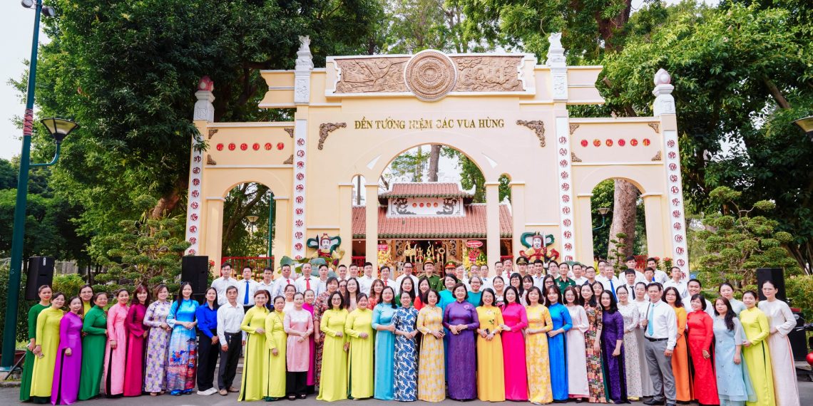 PHƯỜNG BẾN THÀNH DÂNG HƯƠNG, DÂNG HOA VÀ LỄ VẬT LÊN QUỐC TỔ HÙNG VƯƠNG