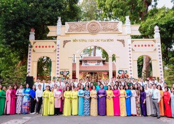 PHƯỜNG BẾN THÀNH DÂNG HƯƠNG, DÂNG HOA VÀ LỄ VẬT LÊN QUỐC TỔ HÙNG VƯƠNG