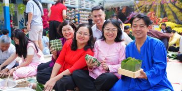 PHƯỜNG BẾN THÀNH CÙNG LỰC LƯỢNG VŨ TRANG CHUNG TAY GÓI 600 BÁNH CHƯNG TẶNG NGƯỜI KHÓ KHĂN