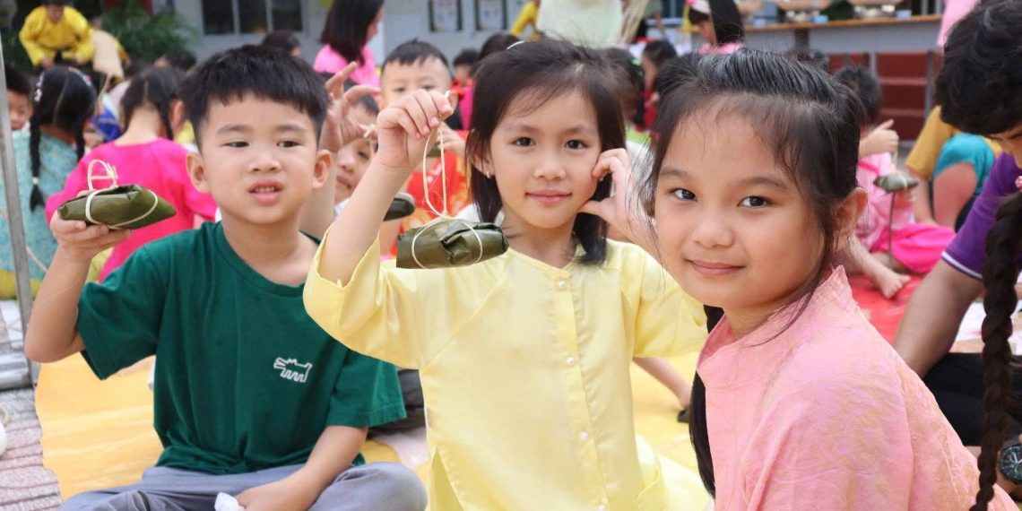 GÓI TRỌN VỊ TẾT – GIỮ HỒN NÉT VIỆT: RỘN RÀNG NGÀY HỘI GÓI BÁNH CHƯNG – LÀM MỨT TẾT TẠI TRƯỜNG TIỂU HỌC NGUYỄN THÁI HỌC
