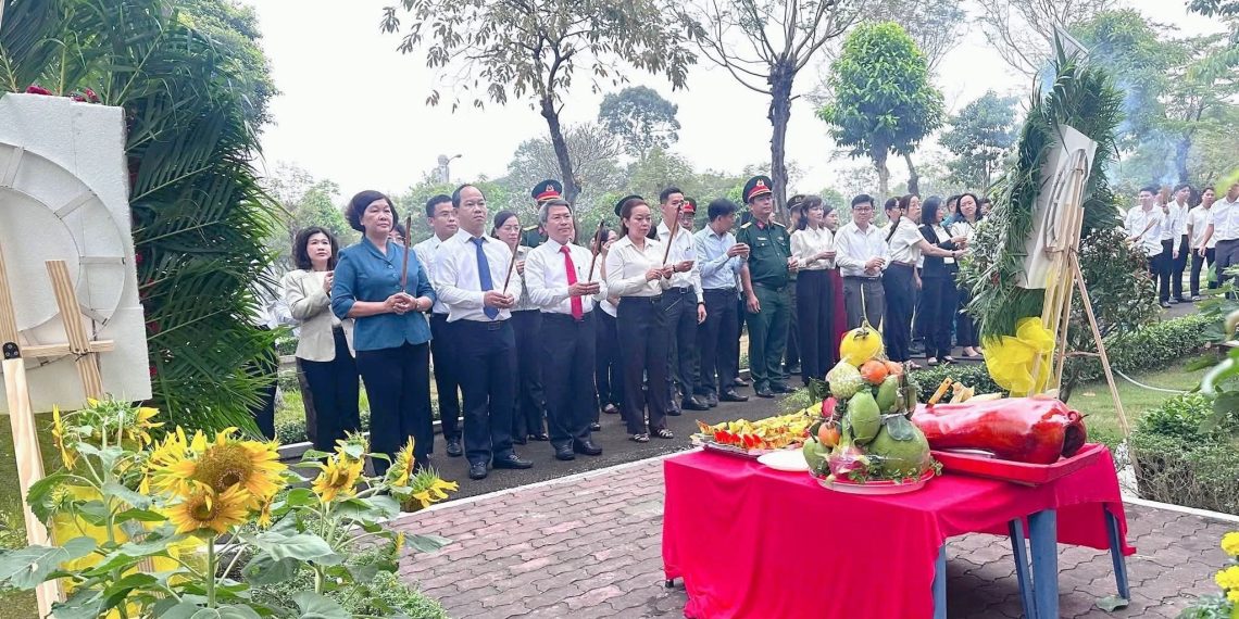 ĐOÀN ĐẠI BIỂU PHƯỜNG SÀI GÒN, TÂN ĐỊNH, BẾN THÀNH, CẦU ÔNG LÃNH VIẾNG NGHĨA TRANG LIỆT SĨ THÀNH PHỐ