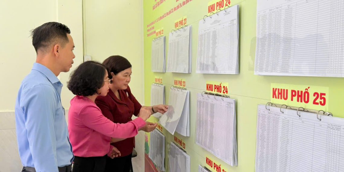 PHƯỜNG BẾN THÀNH KIỂM TRA CÔNG TÁC NIÊM YẾT DANH SÁCH CỬ TRI PHỤC VỤ BẦU CỬ ĐBQH KHÓA XVI VÀ ĐẠI BIỂU HĐND CÁC CẤP NHIỆM KỲ 2026 – 2031