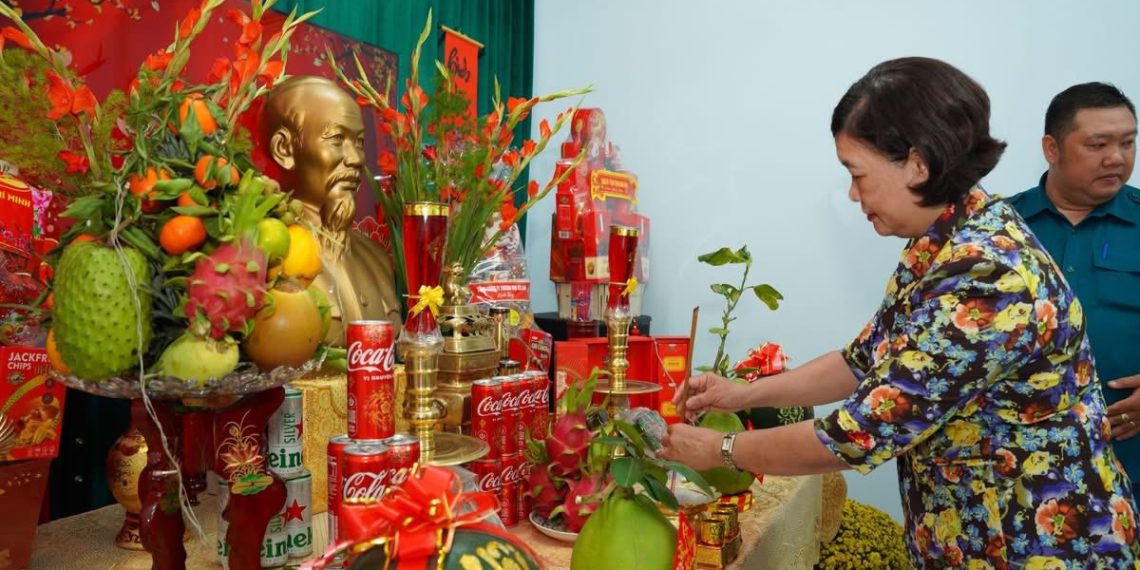 LÃNH ĐẠO PHƯỜNG BẾN THÀNH THĂM, CHÚC TẾT CÁC ĐƠN VỊ THỰC HIỆN NHIỆM VỤ ĐÊM GIAO THỪA TẾT BÍNH NGỌ 2026