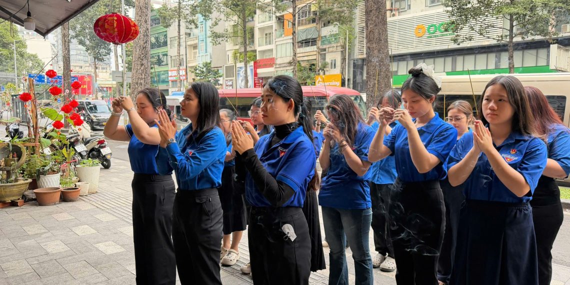 DÂNG HƯƠNG, DÂNG HOA TẠI BIA TƯỞNG NIỆM CÁC ANH HÙNG LIỆT SĨ VÀ CÁC BẢNG TRUYỀN THỐNG TRÊN ĐỊA BÀN PHƯỜNG BẾN THÀNH