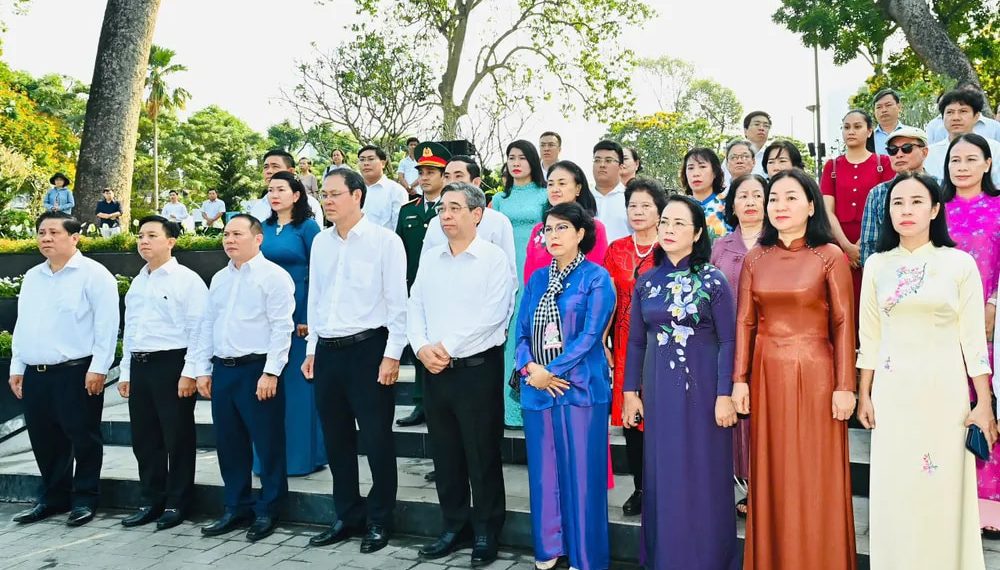 NGƯỜI DÂN ĐẾN CÔNG VIÊN SỐ 1 LÝ THÁI TỔ TƯỞNG NHỚ ĐỒNG BÀO MẤT VÌ COVID-19