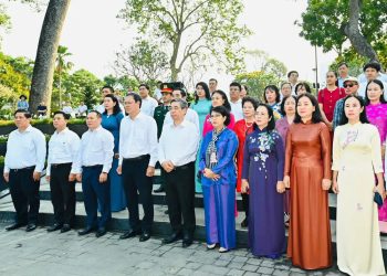 NGƯỜI DÂN ĐẾN CÔNG VIÊN SỐ 1 LÝ THÁI TỔ TƯỞNG NHỚ ĐỒNG BÀO MẤT VÌ COVID-19