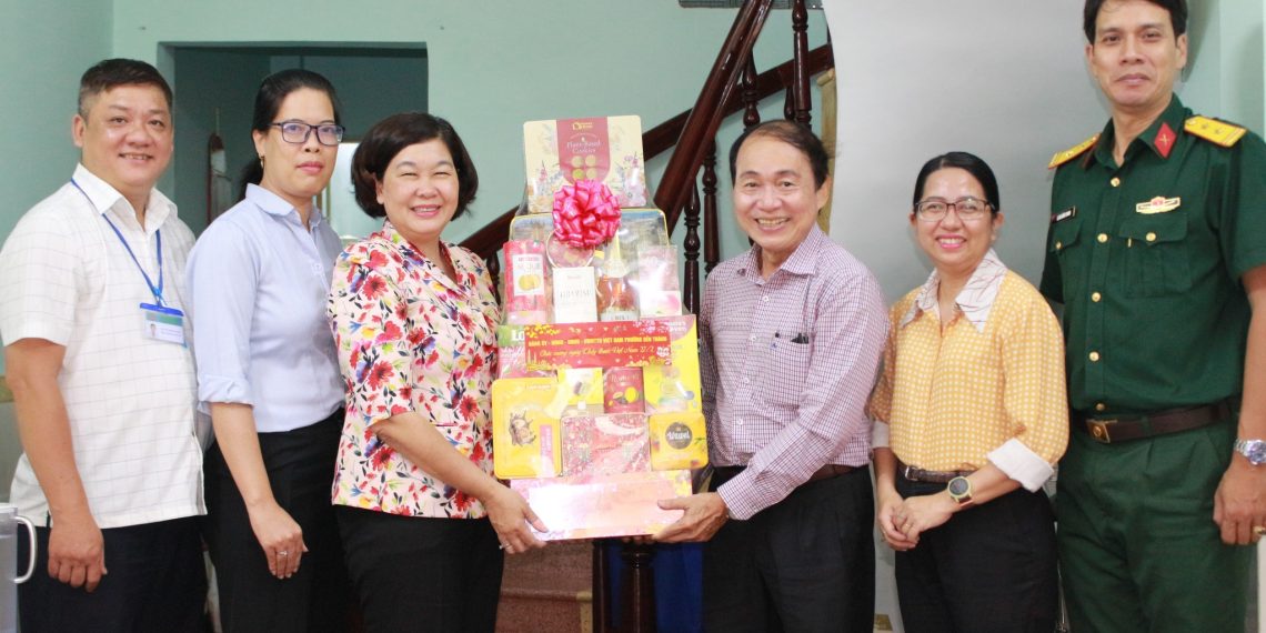 BÍ THƯ ĐẢNG ỦY PHƯỜNG BẾN THÀNH HOÀNG THỊ TỐ NGA THĂM, CHÚC MỪNG BỆNH VIỆN TỪ DŨ NHÂN NGÀY THẦY THUỐC VIỆT NAM