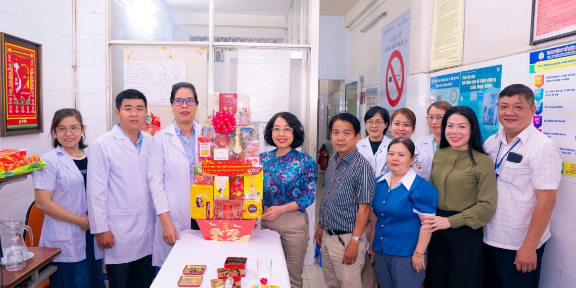 CHỦ TỊCH UBND PHƯỜNG BẾN THÀNH MAI THỊ HỒNG HOA THĂM, CHÚC MỪNG CÁC ĐƠN VỊ Y TẾ NHÂN NGÀY THẦY THUỐC VIỆT NAM