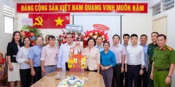 LÃNH ĐẠO PHƯỜNG BẾN THÀNH THĂM CHÚC MỪNG CÁC ĐƠN VỊ Y TẾ