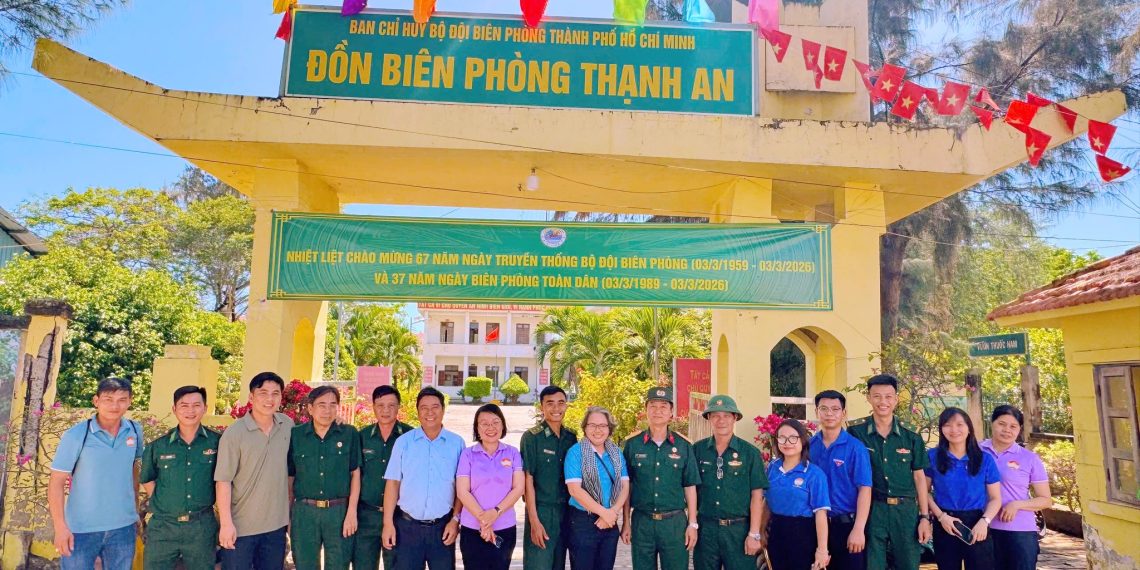 PHƯỜNG BẾN THÀNH THĂM, TẶNG QUÀ ĐỒN BIÊN PHÒNG THẠNH AN