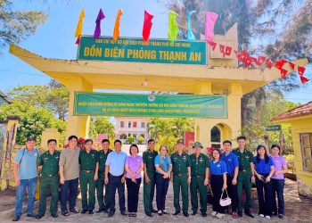 PHƯỜNG BẾN THÀNH THĂM, TẶNG QUÀ ĐỒN BIÊN PHÒNG THẠNH AN