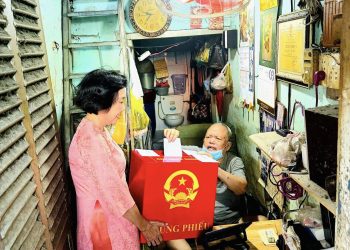 KHOẢNH KHẮC GIẢN DỊ NHƯNG ĐẦY Ý NGHĨA, THỂ HIỆN TINH THẦN TRÁCH NHIỆM VÀ NIỀM TIN CỦA NGƯỜI DÂN TRONG NGÀY BẦU CỬ