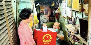 KHOẢNH KHẮC GIẢN DỊ NHƯNG ĐẦY Ý NGHĨA, THỂ HIỆN TINH THẦN TRÁCH NHIỆM VÀ NIỀM TIN CỦA NGƯỜI DÂN TRONG NGÀY BẦU CỬ