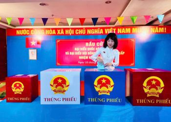 CỬ TRI PHƯỜNG BẾN THÀNH HÀO HỨNG THAM GIA BỎ PHIẾU, THỰC HIỆN QUYỀN VÀ NGHĨA VỤ CÔNG DÂN TRONG NGÀY BẦU CỬ.