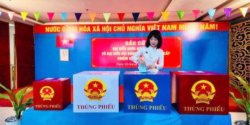 CỬ TRI PHƯỜNG BẾN THÀNH HÀO HỨNG THAM GIA BỎ PHIẾU, THỰC HIỆN QUYỀN VÀ NGHĨA VỤ CÔNG DÂN TRONG NGÀY BẦU CỬ.