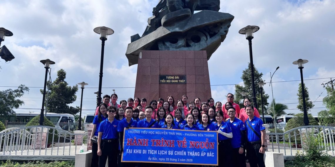 CHI BỘ VÀ CHI ĐOÀN TRƯỜNG TIỂU HỌC NGUYỄN THÁI HỌC TỔ CHỨC HOẠT ĐỘNG VỀ NGUỒN TẠI KHU CĂN CỨ ẤP BẮC