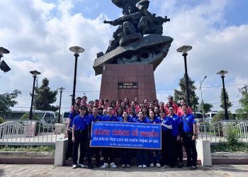 CHI BỘ VÀ CHI ĐOÀN TRƯỜNG TIỂU HỌC NGUYỄN THÁI HỌC TỔ CHỨC HOẠT ĐỘNG VỀ NGUỒN TẠI KHU CĂN CỨ ẤP BẮC